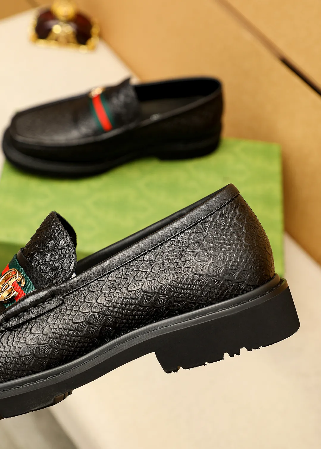 Men's shoes 💰520 💐 Product trademark: GUCCI "Gucci" casual leather shoes Regular size: 38-44 (45.46🉑️customized) Product materials: Selected imported first-layer calfskin embossed upper + classic hardware buckle, imported water-dyed cow leather lining. Strong three-dimensional visual effect, original outsole color: 1⃣️color optional